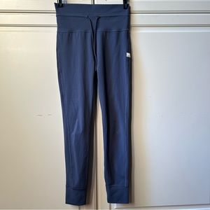 Vuori Daily legging in Sawyer